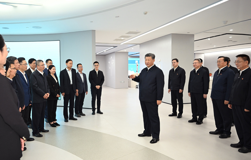 11月4日至6日，中共中央总书记、国家主席、中央军委主席习近平在湖北考察。这是5日下午，习近平在武汉产业创新发展研究院考察时，同科研人员和乐动.体育 （中国） 官方网站负责人亲切交流。
